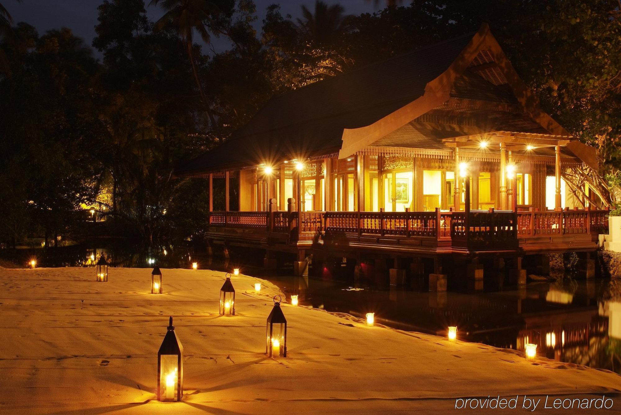 Tanjong Jara Resort, Terengganu - A Small Luxury Hotels Of The World Дунґун Номер фото The resort at night