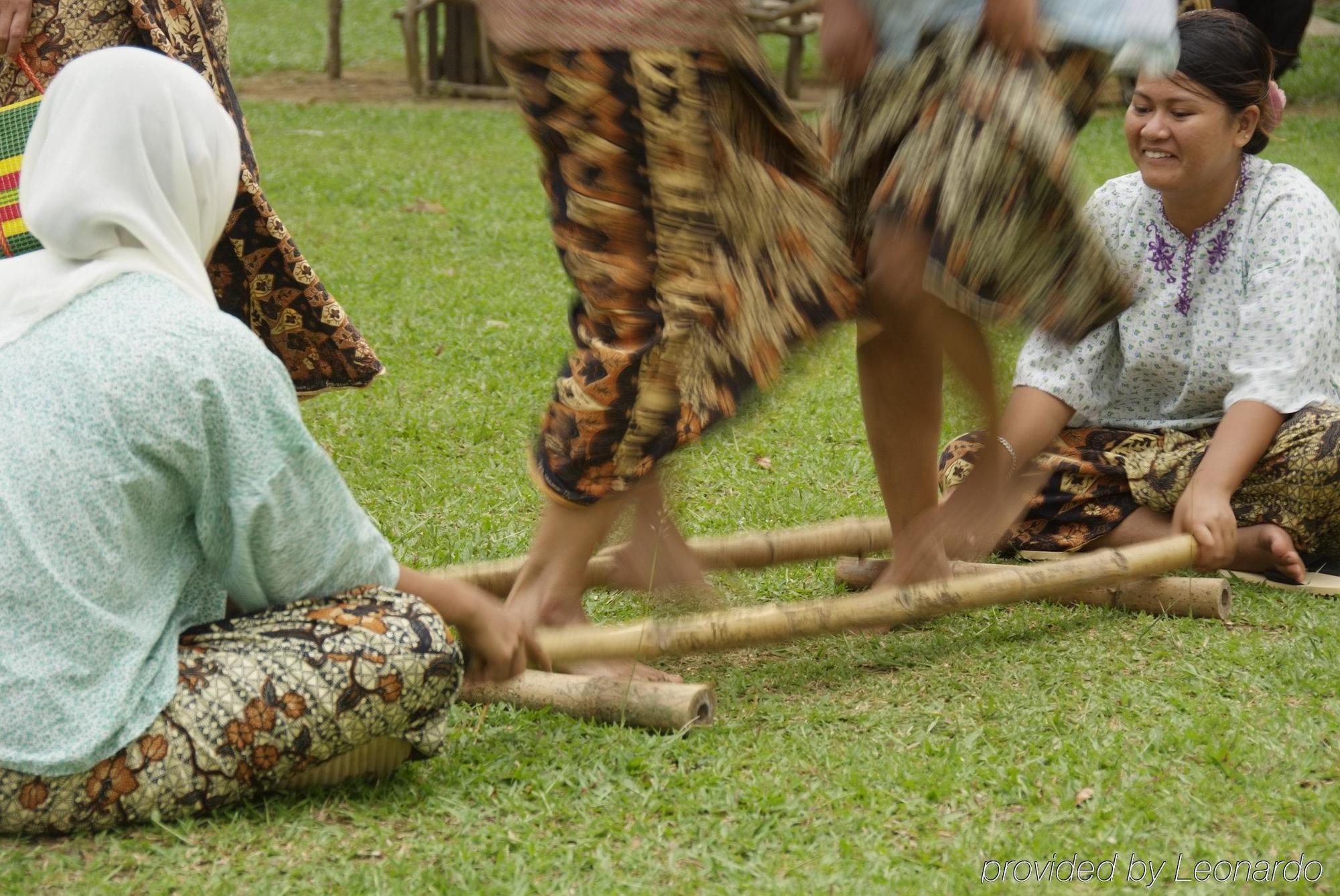Tanjong Jara Resort, Terengganu - A Small Luxury Hotels Of The World Дунґун Екстер'єр фото The traditional dance of Tausug